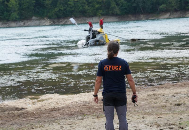 FOTO | Izvučen helikopter OSBiH iz Jablaničkog jezera